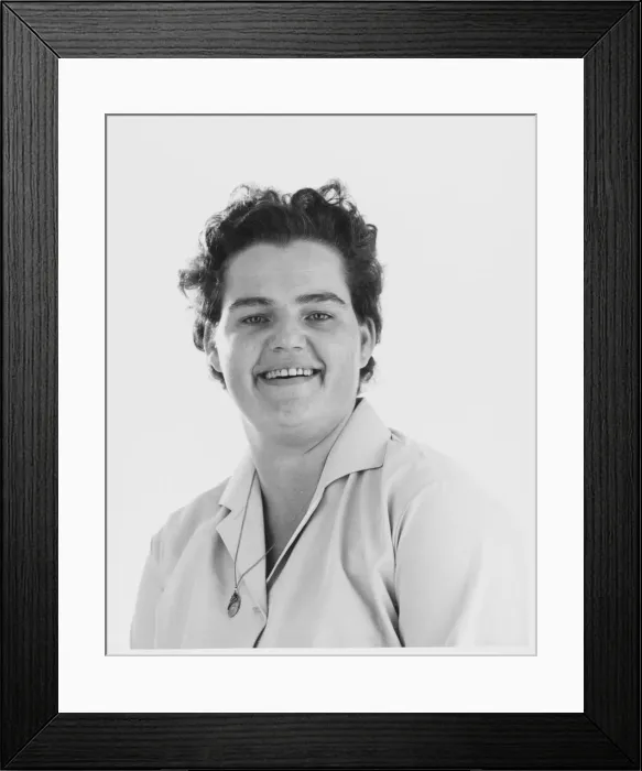 Framed Print : FEMALE MODEL Framed Print : FEMALE MODEL