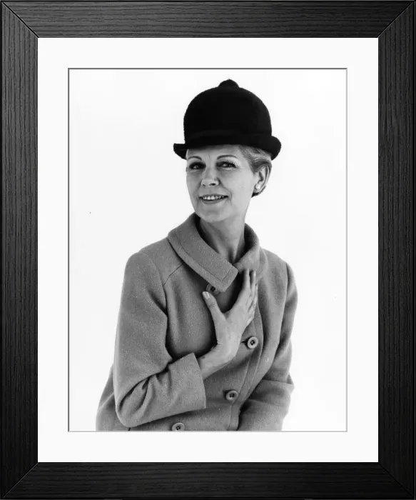 Framed Print : FEMALE MODEL Framed Print : FEMALE MODEL