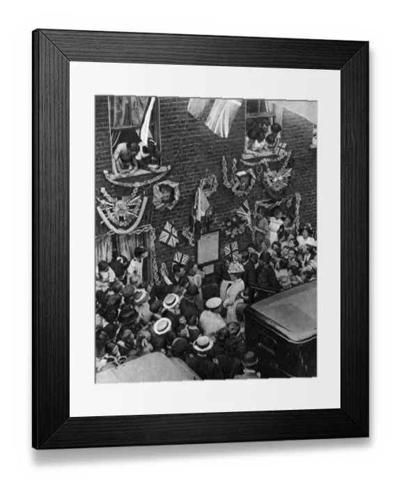 Framed Print : Queen Mary inspecting tribute to East End patriotism Framed Print : Queen Mary inspecting tribute to East End patriotism