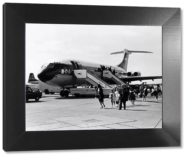 10943666. Vickers 1106 VC-10 (forward view)-BOAC disembarking passengers