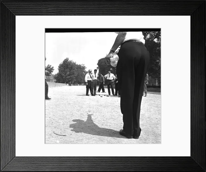 : Men playing boules, Paris : Men playing boules, Paris