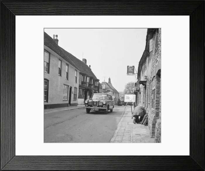 : Artist at work in Alfriston, East Sussex : Artist at work in Alfriston, East Sussex