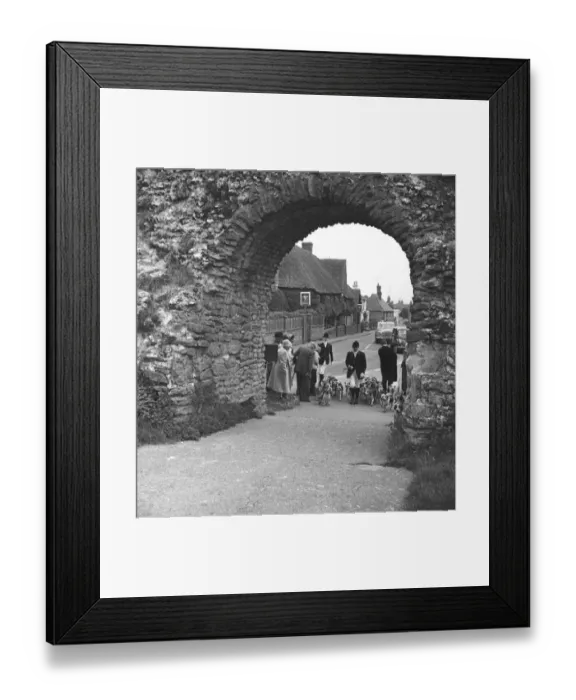 : Huntsmen with beagles, Pevensey Castle, East Sussex : Huntsmen with beagles, Pevensey Castle, East Sussex