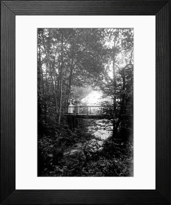 Framed Print : Nurses on bridge in Geneva Framed Print : Nurses on bridge in Geneva