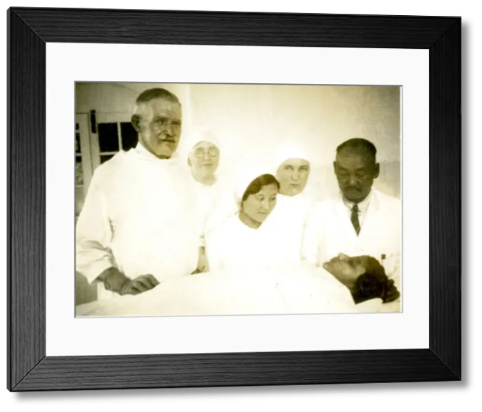 Framed Print : Surgeon, nurses and anaesthetist with patient Framed Print : Surgeon, nurses and anaesthetist with patient