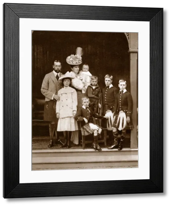Framed Print : Duke and Duchess of York with their six children Framed Print : Duke and Duchess of York with their six children