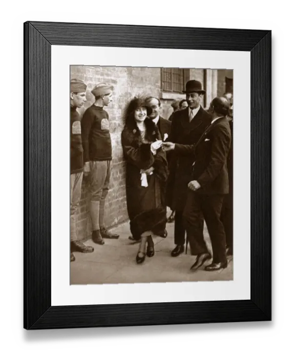 Framed Print : Duke and Duchess of York visiting Docklands - April 1924 Framed Print : Duke and Duchess of York visiting Docklands - April 1924