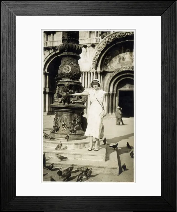 Framed Print : Pretty Italian Woman feeding the pigeons in front of St Marks Basilica in Venice Framed Print : Pretty Italian Woman feeding the pigeons in front of St Marks Basilica in Venice