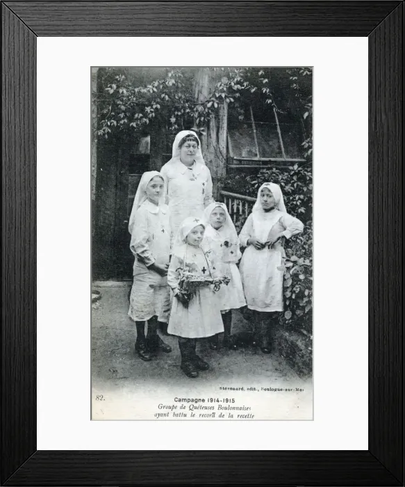 Framed Print : WW1 - A group of young girls collecting for wounded soldiers Framed Print : WW1 - A group of young girls collecting for wounded soldiers