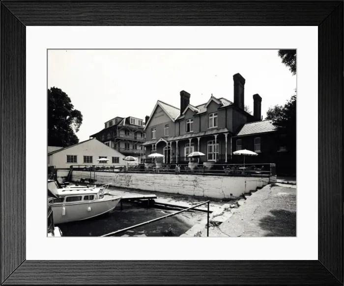 Framed Print : Photograph of Albany PH, Thames Ditton, Surrey Framed Print : Photograph of Albany PH, Thames Ditton, Surrey