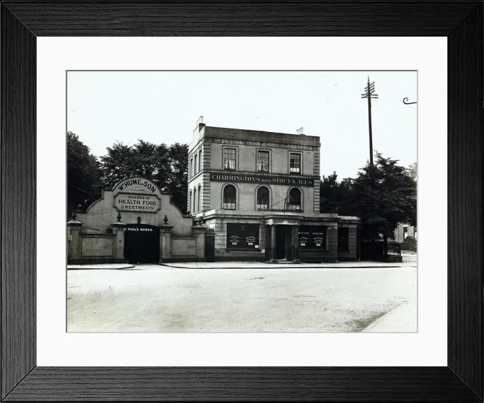 Framed Print : Photograph of Alwyne Castle PH, Canonbury, London Framed Print : Photograph of Alwyne Castle PH, Canonbury, London