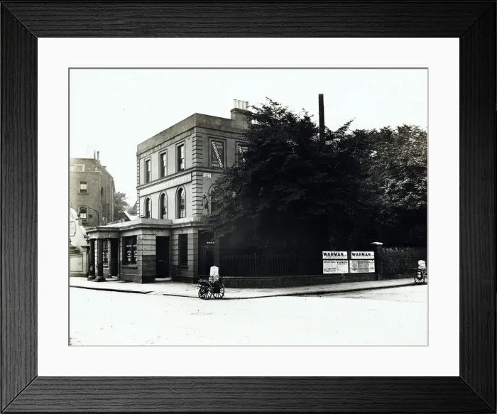 Framed Print : Photograph of Alwyne Castle PH, Canonbury, London Framed Print : Photograph of Alwyne Castle PH, Canonbury, London