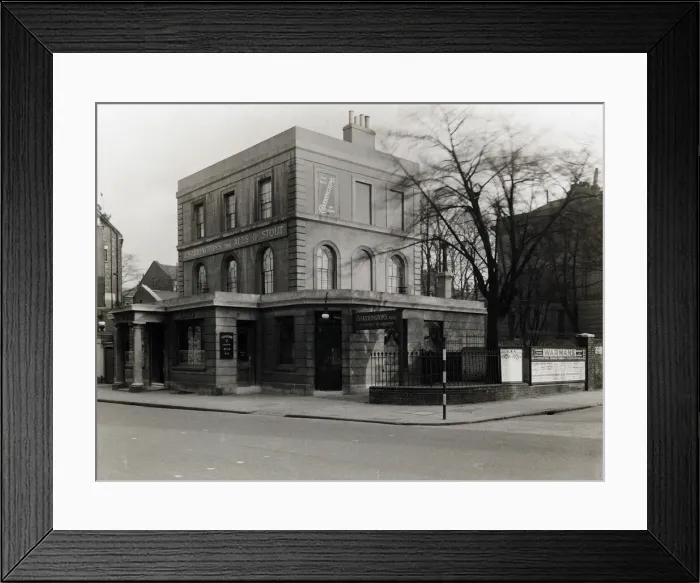 Framed Print : Photograph of Alwyne Castle PH, Canonbury, London Framed Print : Photograph of Alwyne Castle PH, Canonbury, London