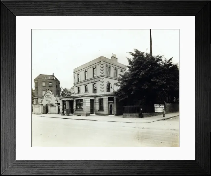 Framed Print : Photograph of Alwyne Castle PH, Canonbury, London Framed Print : Photograph of Alwyne Castle PH, Canonbury, London