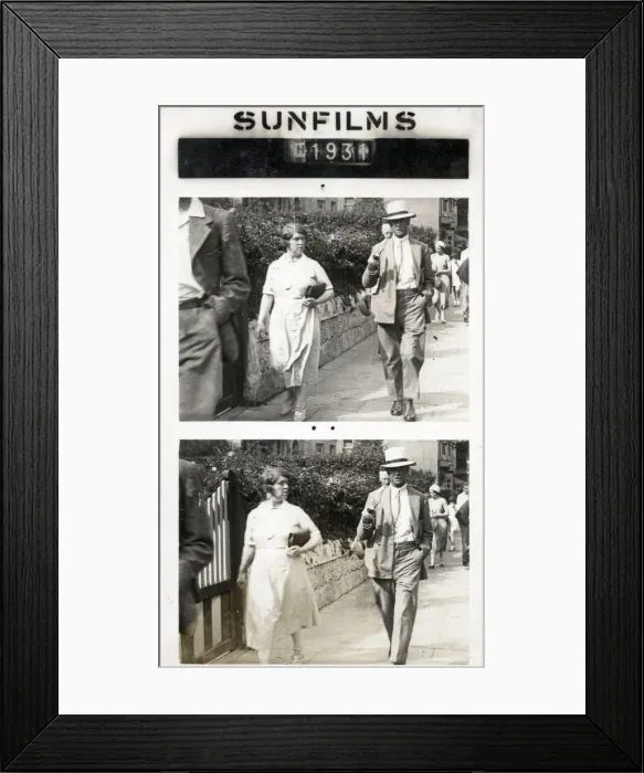 Framed Print : A couple strolling along Hope Road, Shanklin, Isle of Wight Framed Print : A couple strolling along Hope Road, Shanklin, Isle of Wight