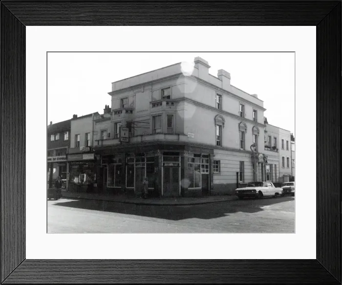 Framed Print : Photograph of Bedford Tavern, Islington, London Framed Print : Photograph of Bedford Tavern, Islington, London