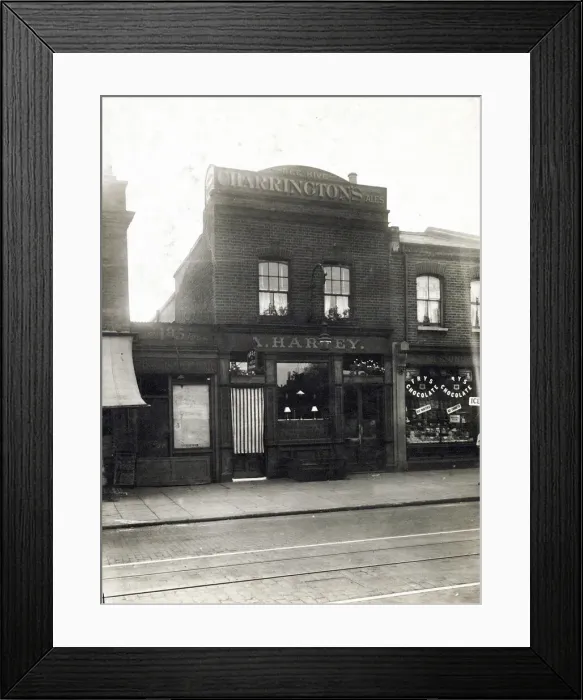 Framed Print : Photograph of Beehive PH, Wandsworth, London Framed Print : Photograph of Beehive PH, Wandsworth, London