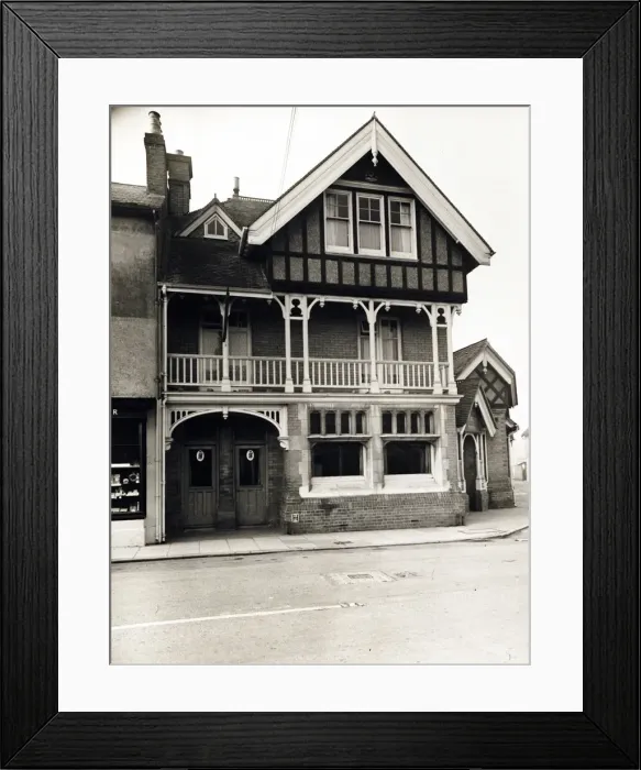 Framed Print : Photograph of Bell Inn, Henfield, Sussex Framed Print : Photograph of Bell Inn, Henfield, Sussex