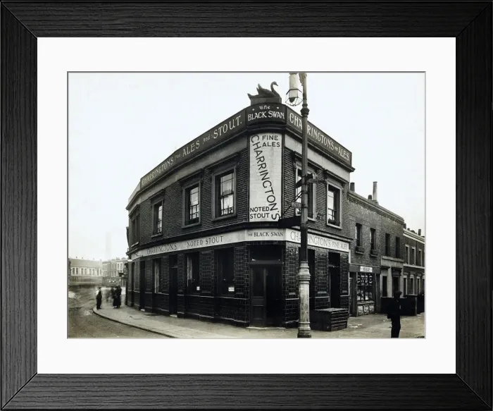 Framed Print : Photograph of Black Swan PH, Battersea, London Framed Print : Photograph of Black Swan PH, Battersea, London