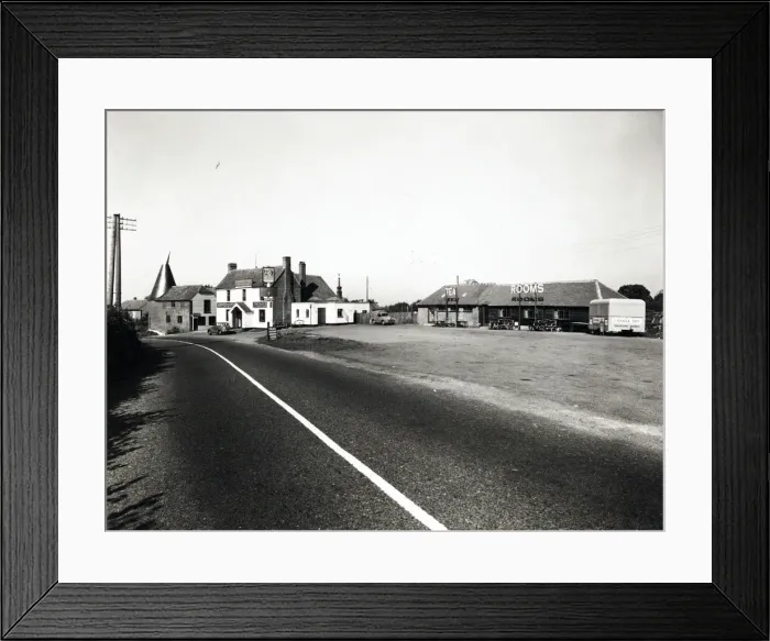 Framed Print : Photograph of Blue Boys PH, Matfield, Kent Framed Print : Photograph of Blue Boys PH, Matfield, Kent
