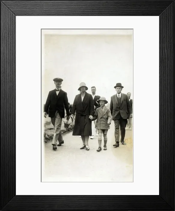Framed Print : Family sroll along the Burnemouth seafront