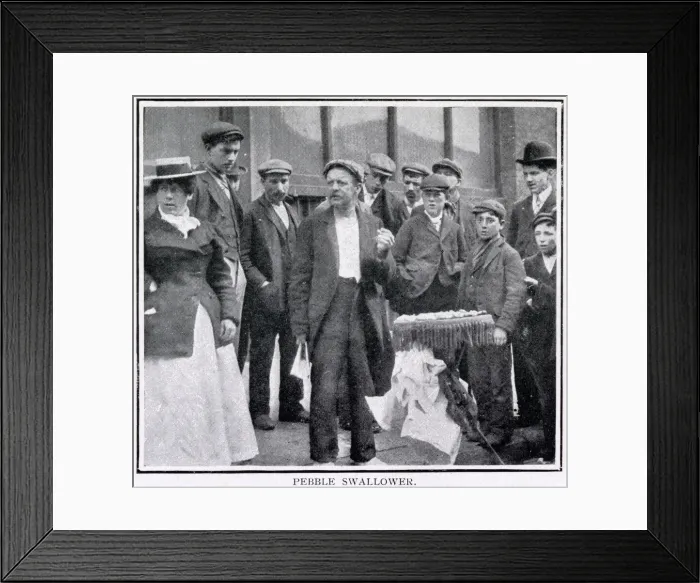 Framed Print : A man who never stops to attract a crowd in the streets of London Framed Print : A man who never stops to attract a crowd in the streets of London