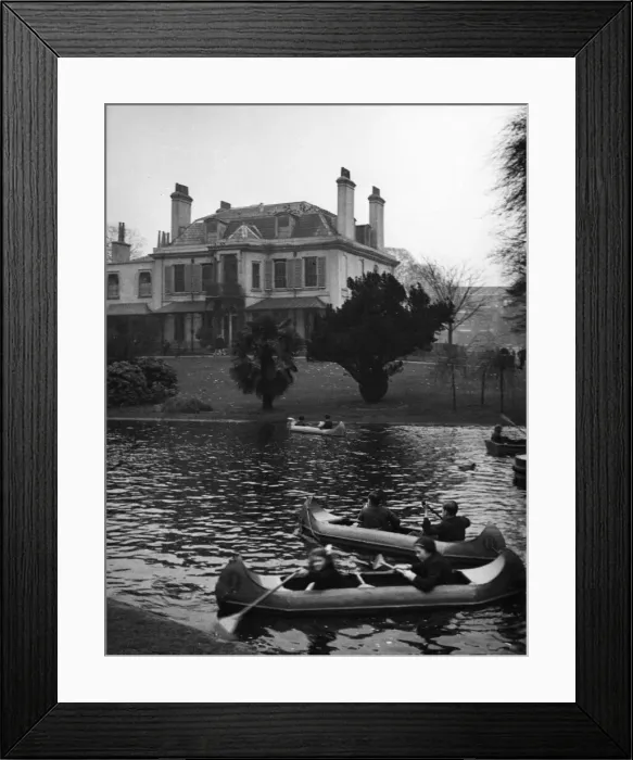 Framed Print : Children canoeing on the boating lake in the grounds of Ravenscourt House, Hammersmith Framed Print : Children canoeing on the boating lake in the grounds of Ravenscourt House, Hammersmith