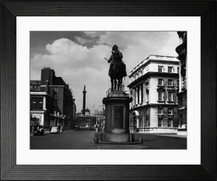 Framed Print : Looking down Whitehall, central London, with Nelson Framed Print : Looking down Whitehall, central London, with Nelson