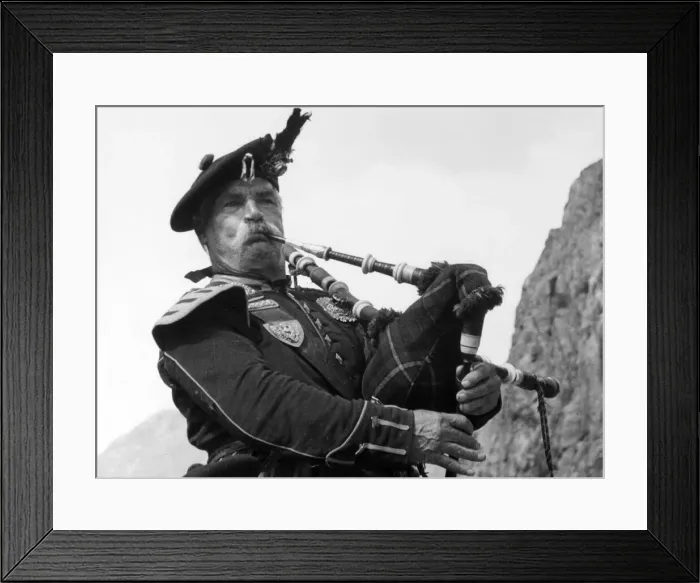 Framed Print : Study of Highland Piper, playing his bagpipes, Scotland. Date: 1950s Framed Print : Study of Highland Piper, playing his bagpipes, Scotland. Date: 1950s