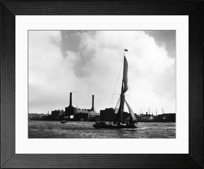 Framed Print : A sailing barge passing up Greenwich Reach, on the River Thames, London, England Framed Print : A sailing barge passing up Greenwich Reach, on the River Thames, London, England