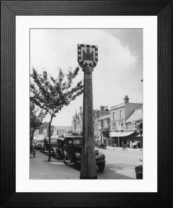 Framed Print : The lovely old town signpost on the High Street of Berkhampstead, Hertfordshire Framed Print : The lovely old town signpost on the High Street of Berkhampstead, Hertfordshire