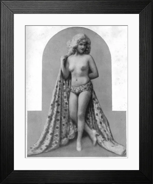 Framed Print : A showgirl in James Kleins Zieh Dich Aus (Undress Yourself), Komische Oper Framed Print : A showgirl in James Kleins Zieh Dich Aus (Undress Yourself), Komische Oper