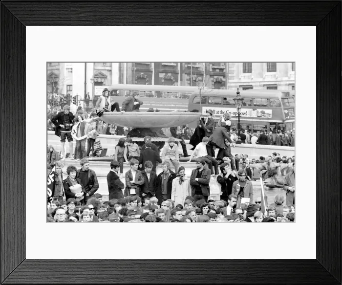 Framed Print : Anti-nuclear demonstration in Trafalgar Square, London, with people crowded around Framed Print : Anti-nuclear demonstration in Trafalgar Square, London, with people crowded around
