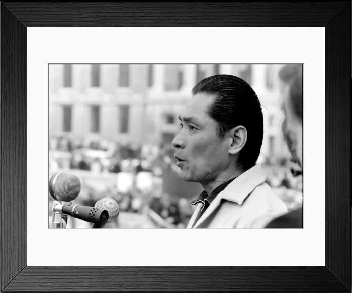 Framed Print : Speaker at an anti-nuclear demonstration in Trafalgar Square, London Framed Print : Speaker at an anti-nuclear demonstration in Trafalgar Square, London