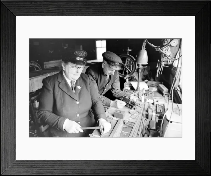 Framed Print : Railway enthusiast couple in Essex who ran a model railway set Framed Print : Railway enthusiast couple in Essex who ran a model railway set