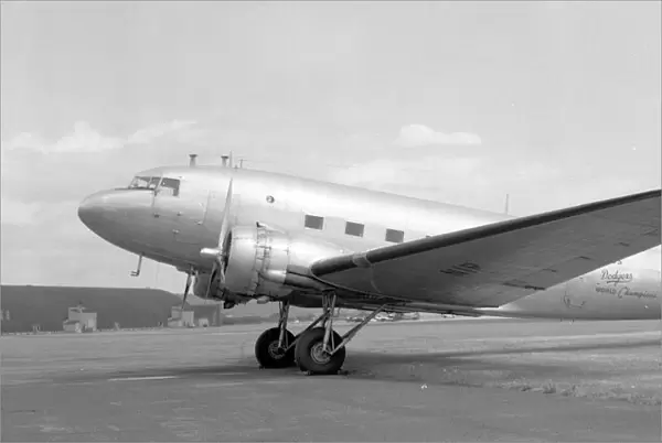 Douglas DC-3S N1R
