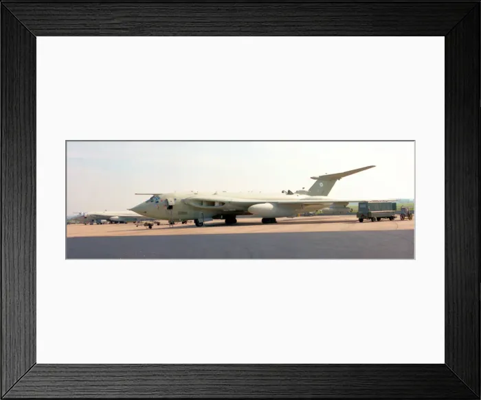 Framed Print : Royal Air Force - Handley Page Victor K. 2 XH672 Framed Print : Royal Air Force - Handley Page Victor K. 2 XH672
