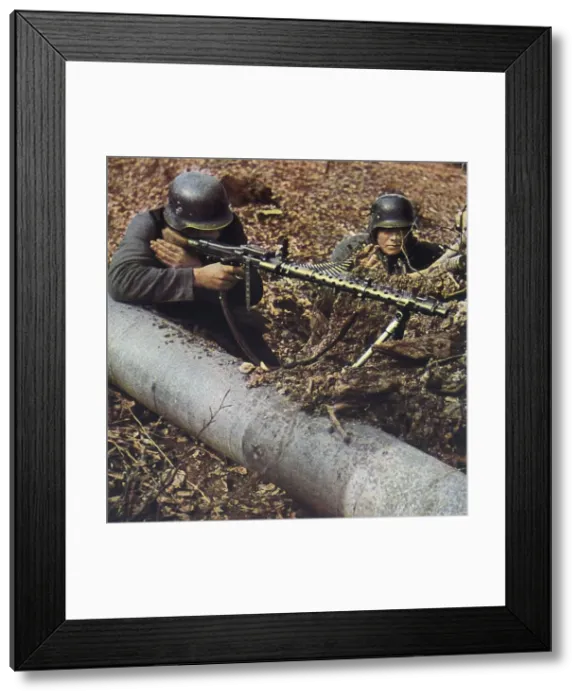 Framed Print : GERMAN MACHINE GUN Framed Print : GERMAN MACHINE GUN