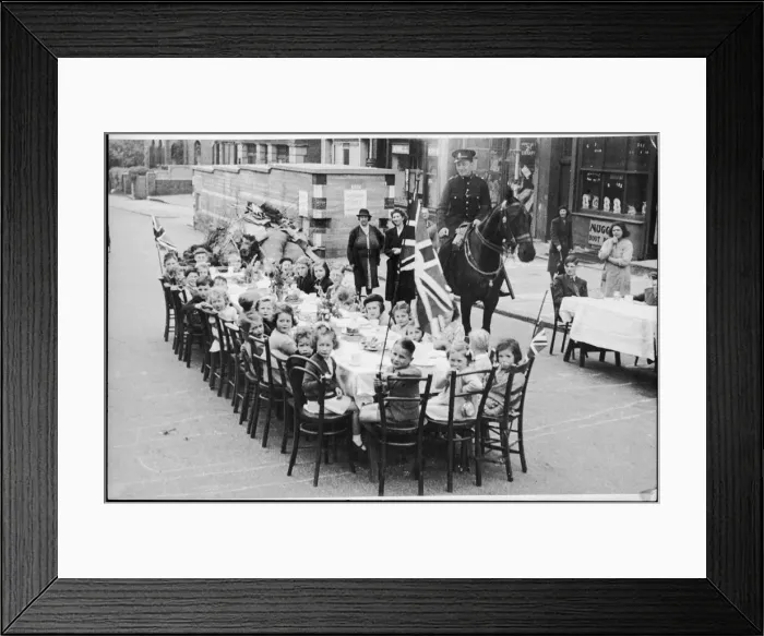 Framed Print : MOUNTED POLICE OFFICER Framed Print : MOUNTED POLICE OFFICER