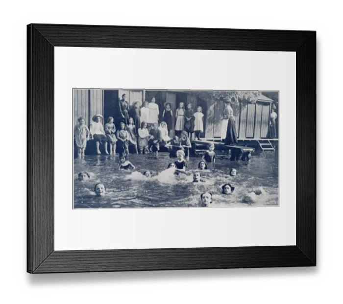 Framed Print : Heatwave - girls enjoying a bathe at Victoria Park, London Framed Print : Heatwave - girls enjoying a bathe at Victoria Park, London