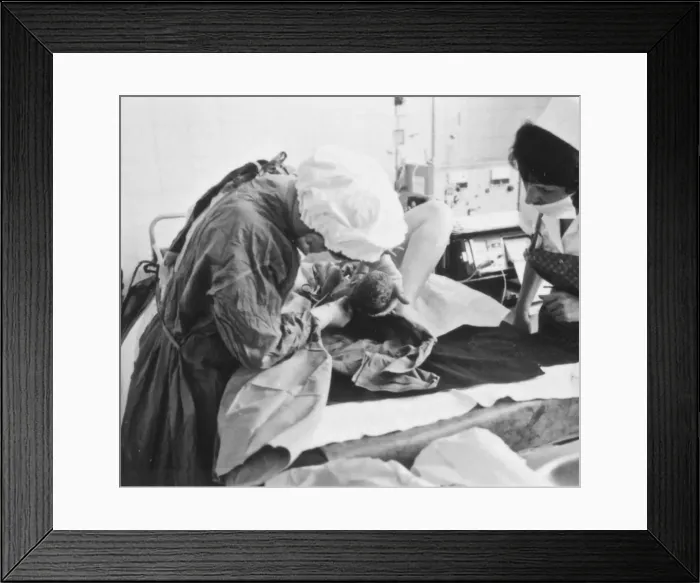Framed Print : Birth of a baby, Rochford General Hospital, Essex Framed Print : Birth of a baby, Rochford General Hospital, Essex