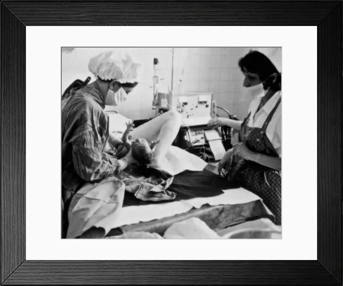 Framed Print : Birth of a baby, Rochford General Hospital, Essex Framed Print : Birth of a baby, Rochford General Hospital, Essex