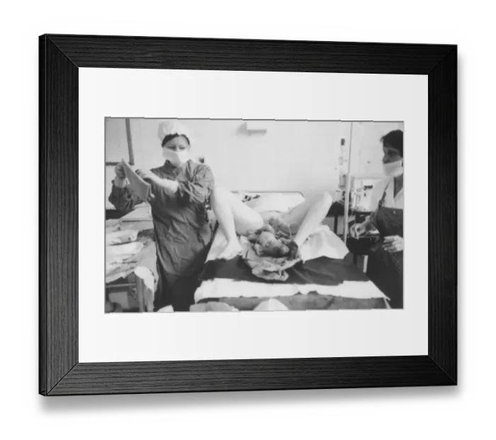 Framed Print : Birth of a baby, Rochford General Hospital, Essex Framed Print : Birth of a baby, Rochford General Hospital, Essex