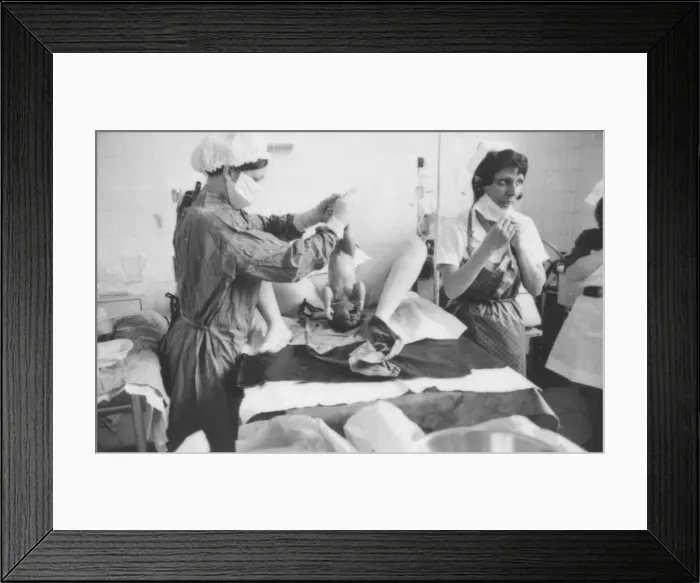 Framed Print : Birth of a baby, Rochford General Hospital, Essex