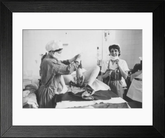 Framed Print : Birth of a baby, Rochford General Hospital, Essex Framed Print : Birth of a baby, Rochford General Hospital, Essex