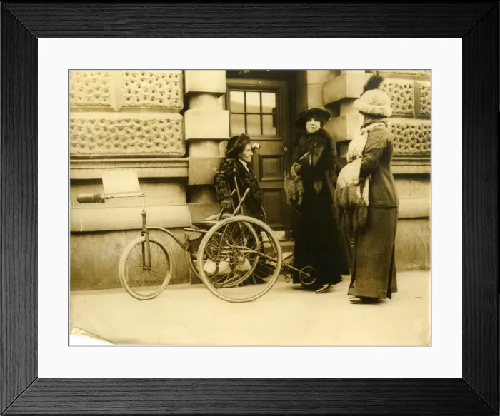 Framed Print : Suffragette trial of Emmeline Pankhurst Framed Print : Suffragette trial of Emmeline Pankhurst