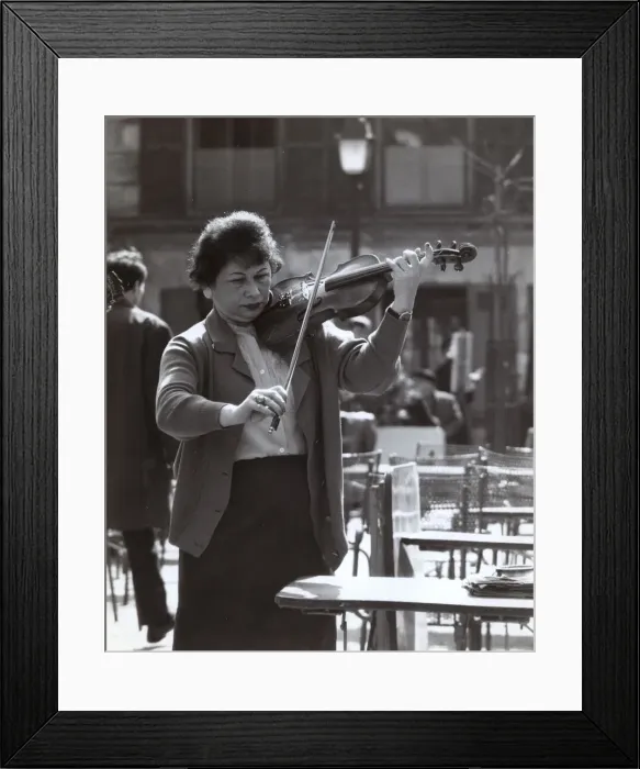 Framed Print : Woman playing violin in the Place du Tertre, Paris Framed Print : Woman playing violin in the Place du Tertre, Paris