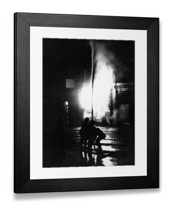 Framed Print : Blitz in London - night scene, WW2 Framed Print : Blitz in London - night scene, WW2