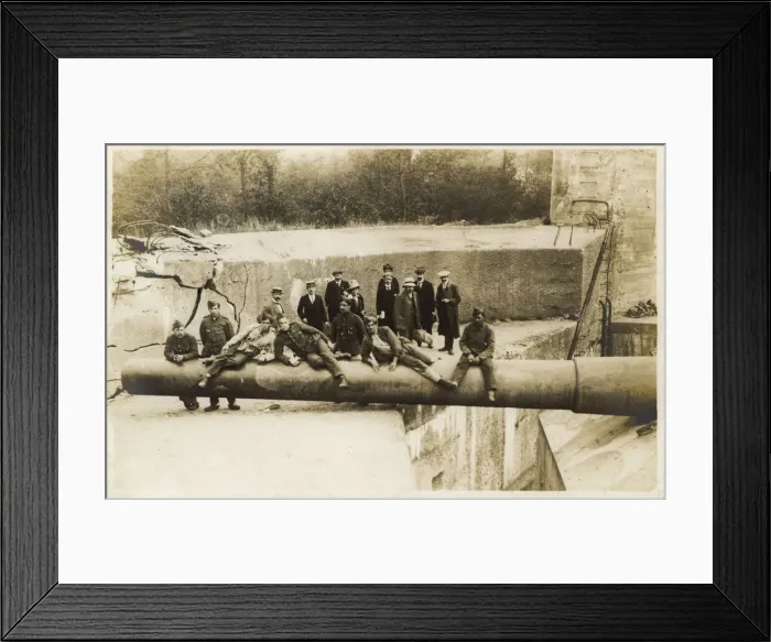Framed Print : Captured gun, Long Max, Belgium, with civilians posing
