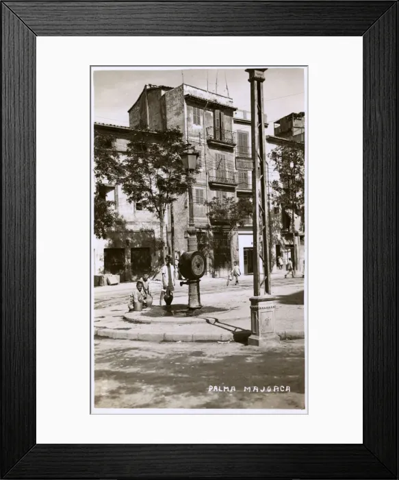 Framed Print : Street scene in Palma de Majorca, Majorca, Spain Framed Print : Street scene in Palma de Majorca, Majorca, Spain